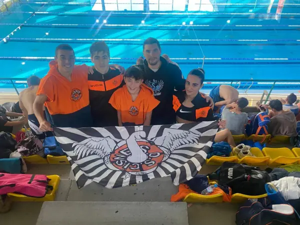 Deportistas del CD Cisne SOS en una competición de salvamento en Ourense