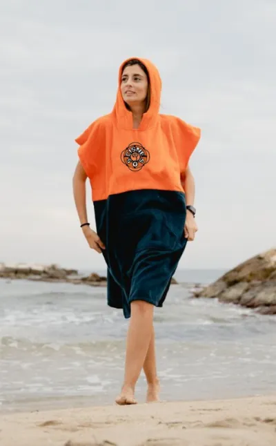 Poncho con capucha para después del baño con el diseño del CD Cisne SOS